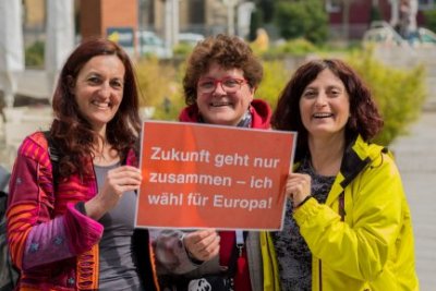 FreiFrauen mit dem Schild: Zukunft geht nur zusammen - ich wähl für Europa